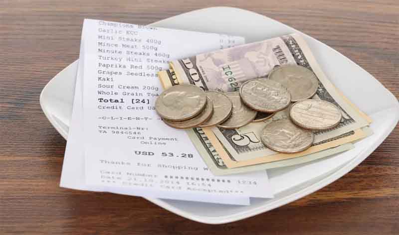 Không chỉ tip đến 900 USD, một khách hàng ở Mỹ còn gửi lời chúc phúc đến nhân viên phục vụ. Ảnh: CNN.