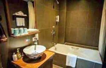 Tại sao bạn nên cố gắng bật đèn nhà vệ sinh khi ngủ trong khách sạn?