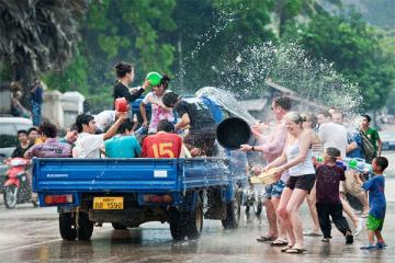 Tết té nước với người Lào