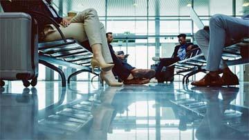 Lưu ý giày cao gót và cởi giày trên máy bay
