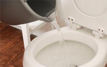 Vì sao phải đổ nước sôi vào bồn cầu ngay khi nhận phòng khách sạn?